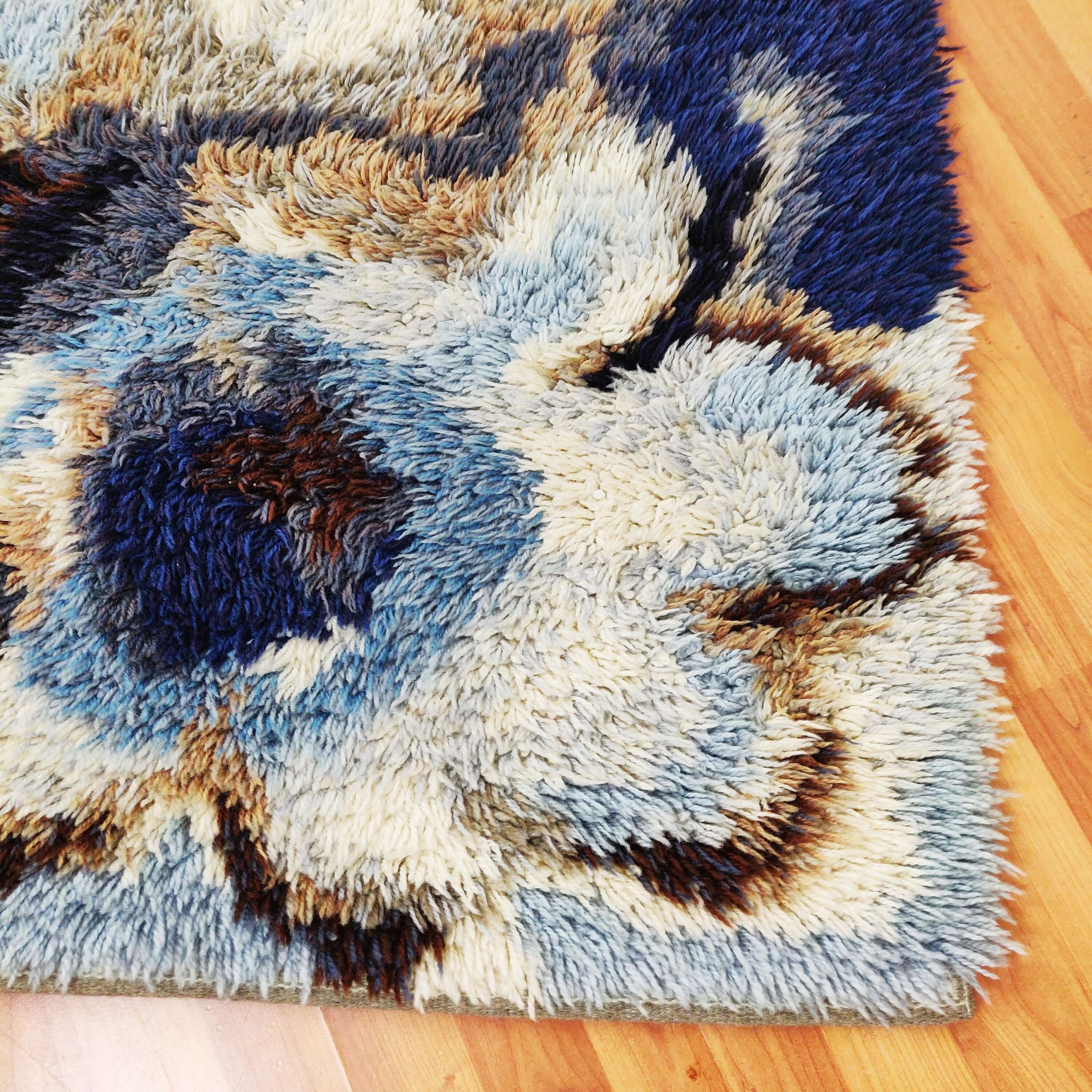 Mid Century Rug close up flower ornament view